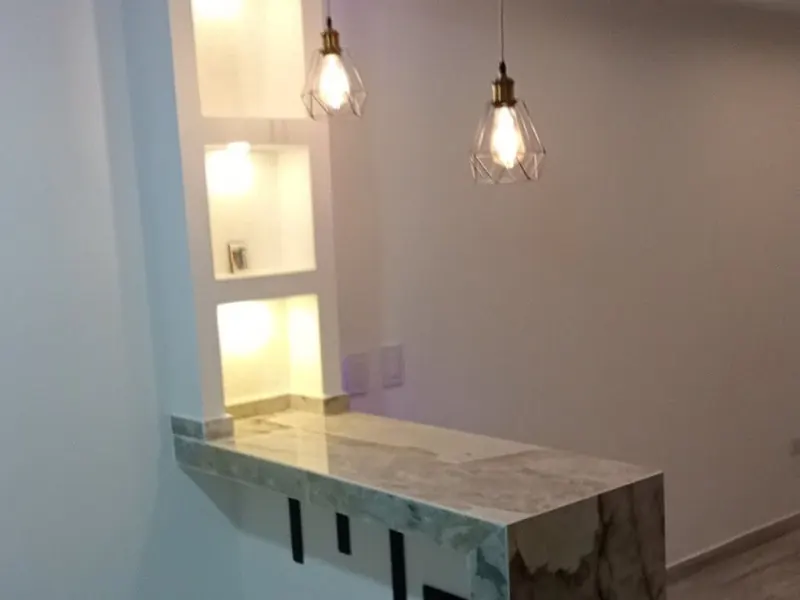 Barra con cenefa curva y luz LED