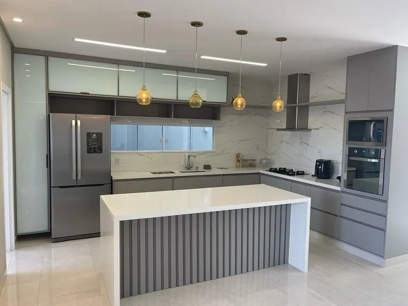 Cocina con iluminación lineal y colgantes