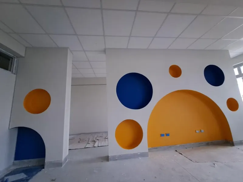 Muro decorativo con nichos circulares