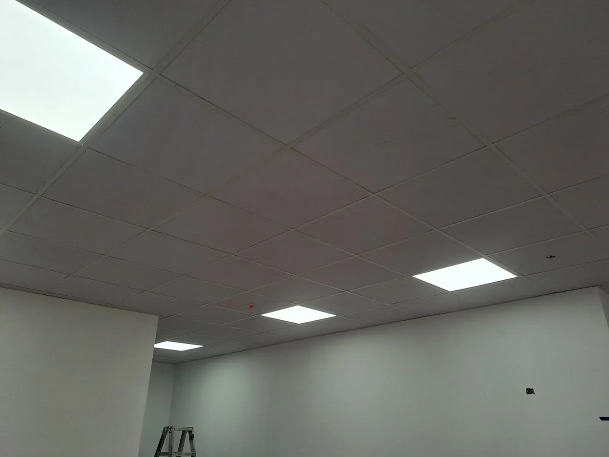 Cielorraso de baldosas: ventajas para oficinas y negocios