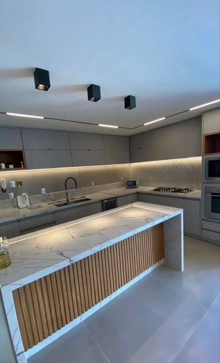 Ideas de iluminación LED con cenefas de drywall