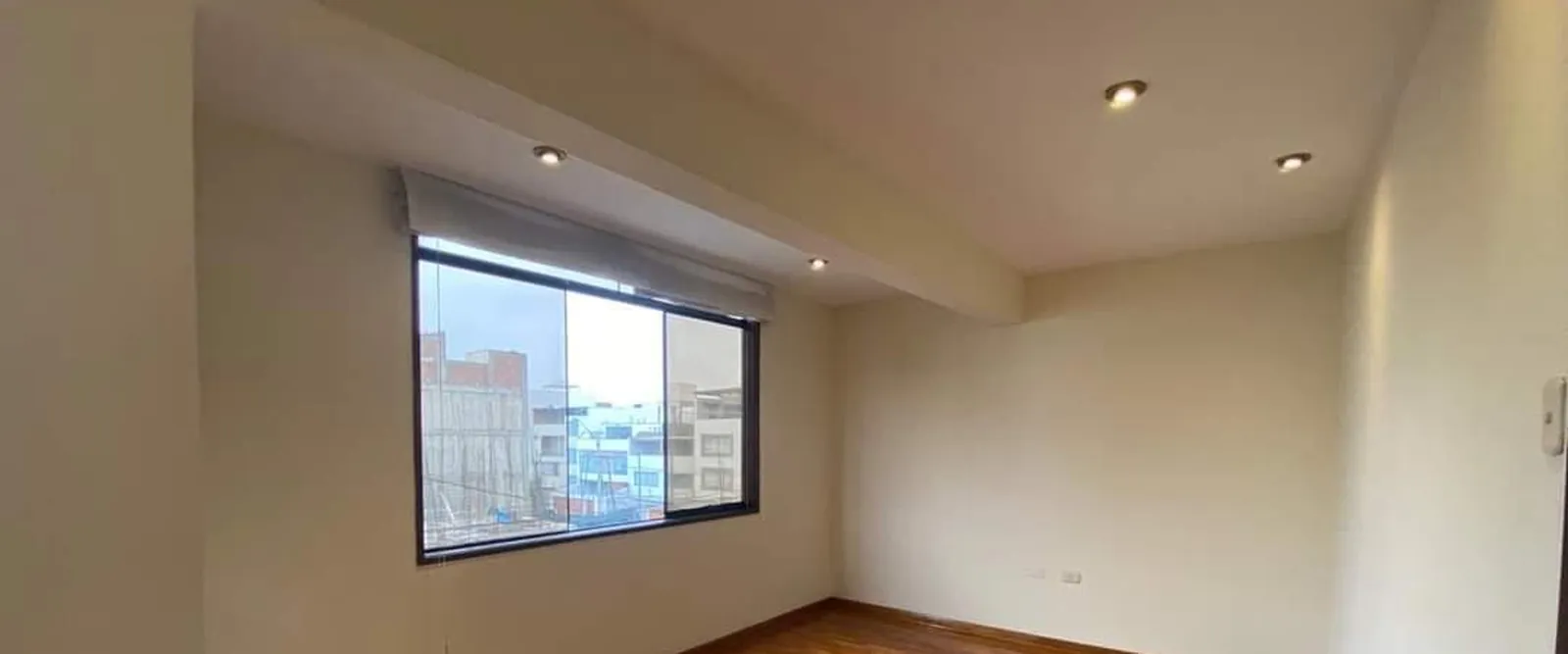 Dormitorio con cielorraso y luces empotradas