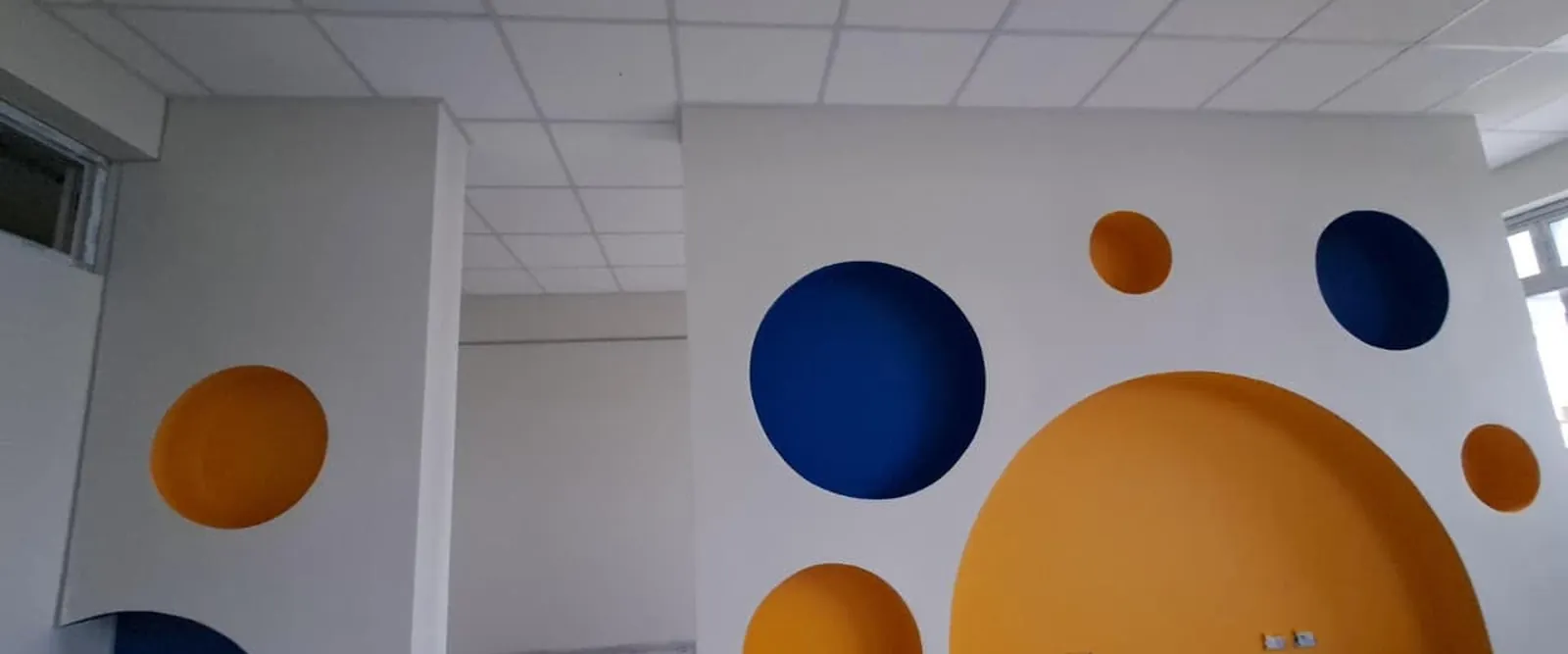 Muro decorativo con nichos circulares
