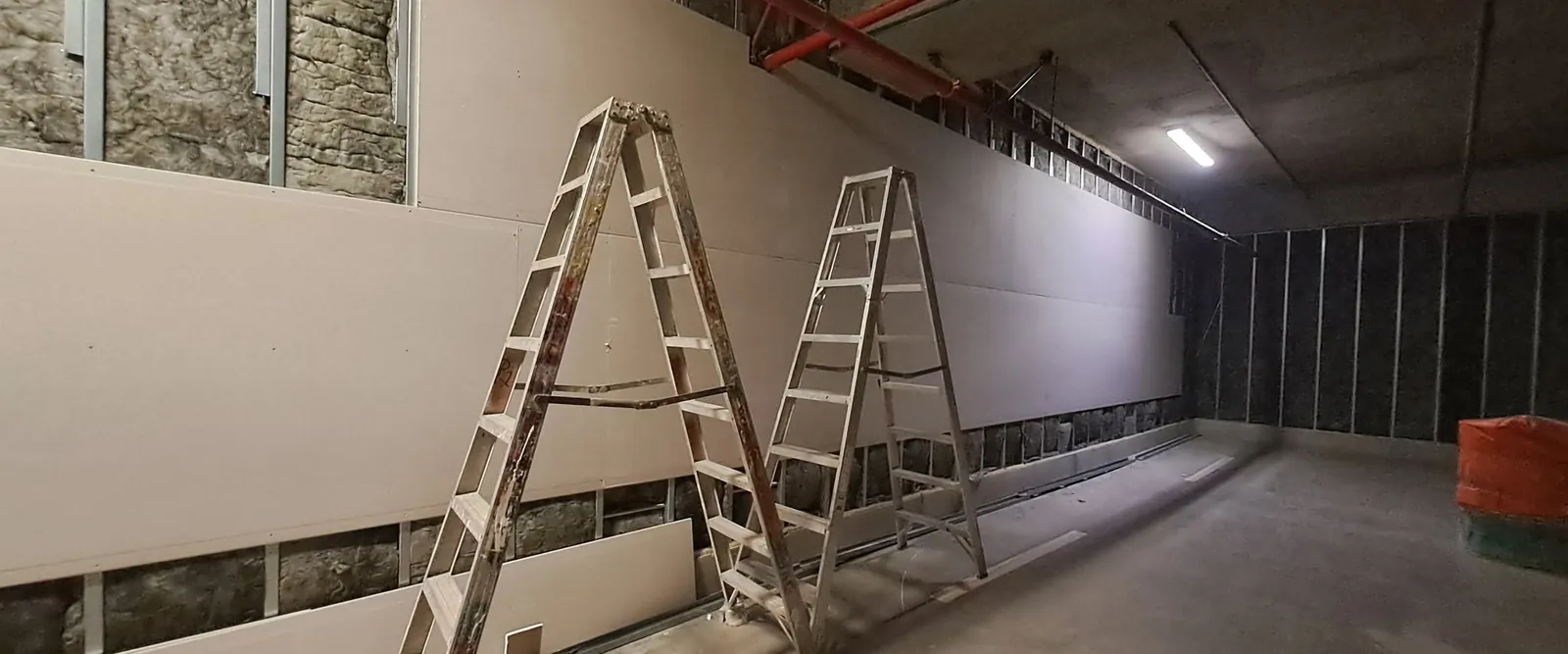 Instalación de muros de drywall en obra