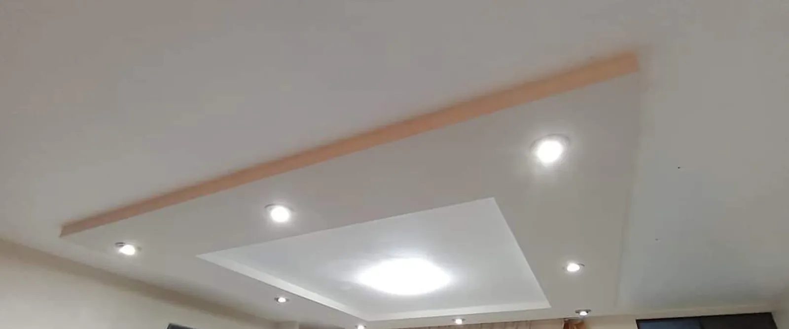 Sala con cielorraso de drywall en desnivel