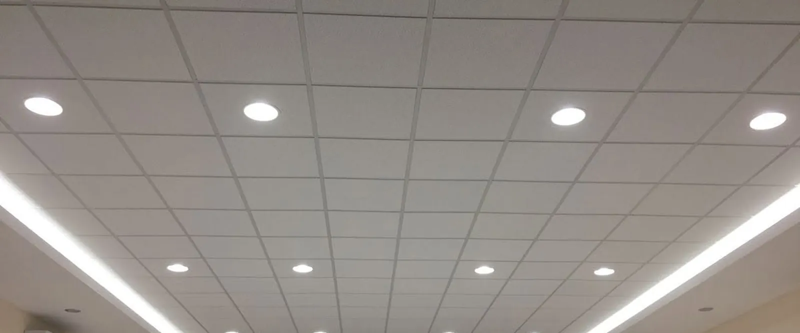 Salón con cielorraso de baldosas y cenefa iluminada